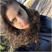 Studentessa di lingue all'università impartisce lezioni individuali a ragazzi di medie e superiori in entrambi gli idiomi