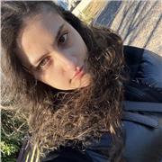 Studentessa di lingue all'università impartisce lezioni individuali a ragazzi di medie e superiori in entrambi gli idiomi