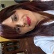 Profesora que imparte clases en escuela primaria