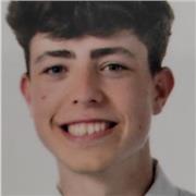 Profesor de dibujo técnico imparte clases para garantizar el aprendizaje en la materia