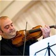 Diplomato Juilliard School New York, Laureato Royal College Londra. Violino, musica da camera, direzione d'orchestra
