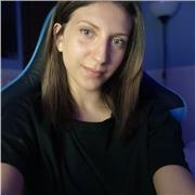 Laureata grafica professionista insegna ad usare Adobe Photoshop e Illustrator da zero per realizzare progetti incredibili