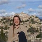 Sono Noemi, insegnante italiana con una passione per aiutare stranieri a scoprire la bellezza della mia lingua. 