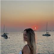 Soy una chica de 22 años, responsable, cariñosa y con más de 2 años de experiencia cuidando y ayudando en los estudios a niños.