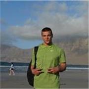 Chico joven amable y paciente y con atención a la diversidad