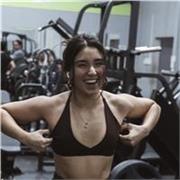 Coach de fuerza con trayectoria competitiva en fisicoculturismo (3er lugar categoría Bikini y 2do lugar categoría Wellness).