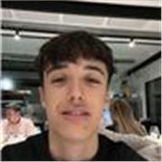 Profesor de matemáticas que ayuda a niños en la materia mediante clases particulares de manera presencial