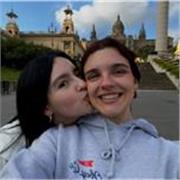 Soy una persona capacitada con el C2 (nivel nativo) de inglés y con paciencia y pedagogía para corregir errores y pronunciación 