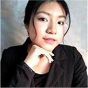 Profesora de inglés imparte clases a estudiantes