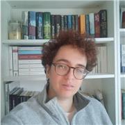 Sono una professoressa di italiano e storia, con competenze in latino, greco e filosofi