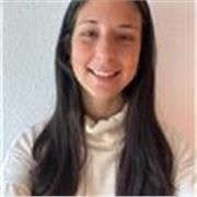 Profesora de psicología imparte clases para adolescentes y adultos