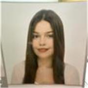 como una persona risueña y con mucha energía