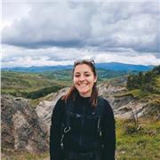 Studentessa universitaria impartisce lezioni per superiori