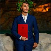 Laureato in Mediazione linguistica presso “L’ORIENTALE” impartisce lezioni di spagnolo