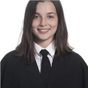 Graduada de Biología imparte clases de ciencias a diferentes niveles