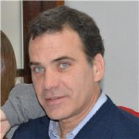Profesional en ciencias económicas, dicta clases de asignaturas relacionadas