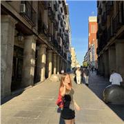 estudiante universitaria de ciencias políticas + sociología, con facilidad con números, economía e idiomas
