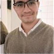 Profesor de Historia imparte clases a adolescentes de primaria y secundaria