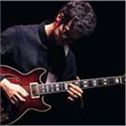 Docente di chitarra, diplomato in chitarra Jazz. Lezioni di chitarra acustica o elettrica per tutti i livelli