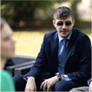 Ragazzo giovane laureato in scienze dell’educazione con master.