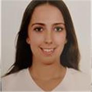 Profesora imparte clases a niños de primaria