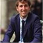 Dottorando impartisce lezioni a studenti universitari e liceali in materie scientifiche