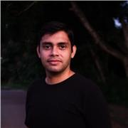 Profesor de matemáticas y lenguaje da clases a estudiantes de todas las edades