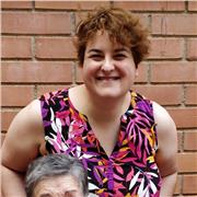 Maestra y artista de vocación, me gusta acompañar el aprendizaje des de la diversidad, buscando qué metodología es más adecuada. Para niñ@s y adultos. Implicada, profesional y con un trato personalizado