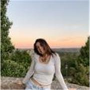 Soy una chica joven estudiante de deportes y artes, con intereses muy variados y experiencia trabajando con niños y jóvenes