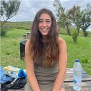 Soy una estudiante de universidad, daría clase a niños o adolescentes.