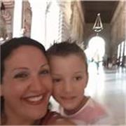 Soy educadora infantil. Actualmente trabajo de apoyo en un instituto/ escuela como vetlladora de primaria 