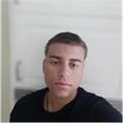 Joven profesor de inglés imparte clases particulares a gente de todas las edades