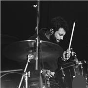 Laureato in Batteria Pop e Jazz, impartisco lezioni individuali a domicilio