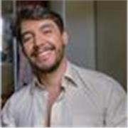 Sou professor da Educação Básica, com trajetória iniciada na universidade por meio de projetos pedagógicos baseados em uma pedagog