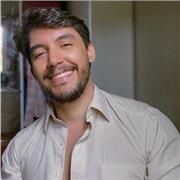 Sou professor da Educação Básica, com trajetória iniciada na universidade por meio de projetos pedagógicos baseados em uma pedagog