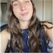 Estudiante de universidad dispuesta a ayudar a niños con sus estudios