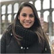 Me adapto fácilmente a todas las personas. Me encanta el contacto humano y ayudar. Soy alegre, cercana  y paciente