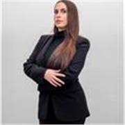 Determinazione, vivacità ed empatia sono le caratteristiche che gli altri mi attribuiscono. Grazie ai miei studi, ho maturato la c