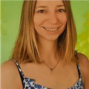 Farmacista impartisce lezioni di biologia e chimica per ragazzi delle scuole superiori