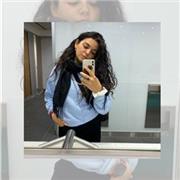 Ex maestra della scuola primaria impartisce lezioni a bambini delle elementari