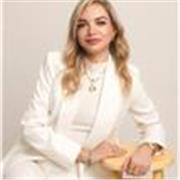 Maestra de manera virtual para niños y adolescentes