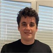 Estudiante de grado de Maestro de Educación Primaria con conocimientos avanzados en matemáticas y experiencia laboral de dos años 