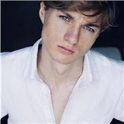 Soy Alex, nativo francés. Ofrezco clases personalizadas para estudiantes de todos los niveles.