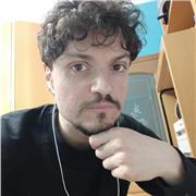 Docente di scuola secondaria inferiore impartisce lezioni di inglese per studenti di tutti i livelli