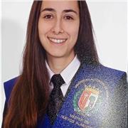 Soy Laura, tengo 23 años y estoy graduada en Química y tengo un máster de Química aplicada a alimentos