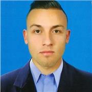 Entrenador de fútbol imparte clases a niños y jóvenes de todas las edades