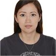 Profesora de matemáticas dicta clases a estudiantes preuniversitarios