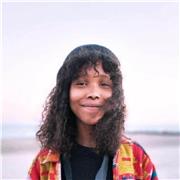 Ton Copilote locutrice native, polyglotte, qualifiée en communication et influence