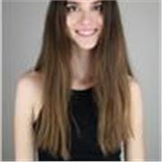 Insegnante di italiano e inglese, con formazione in scuole inglesi fin dall’infanzia, offre lezioni online personalizzate e intera