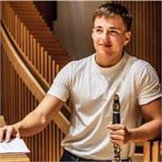 Profesor titulado de clarinete con amplia experiencia, ofrece clases para todas las edades y niveles en Valencia y online.